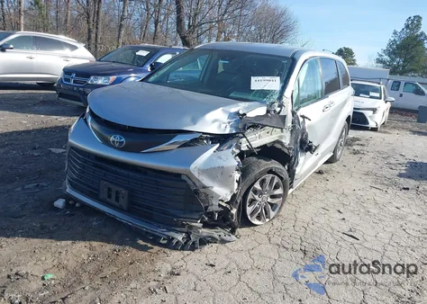 2021 Toyota Sienna Le z USA, uszkodzony, nr VIN 5TDKRKEC5MS028148